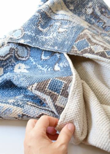 Мастер-класс: диванные подушки из ковриков